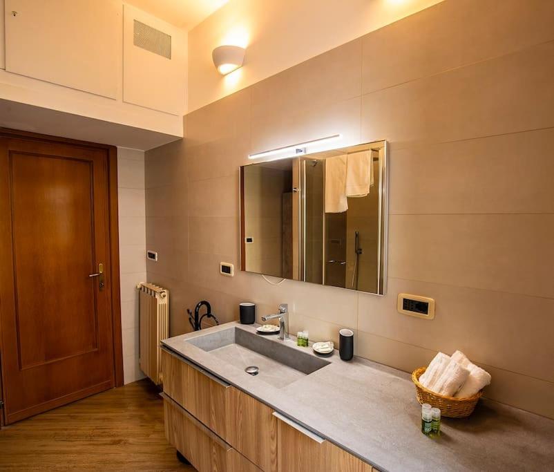 Dimora Al Colosseo, 2 Bedrooms Rome Extérieur photo
